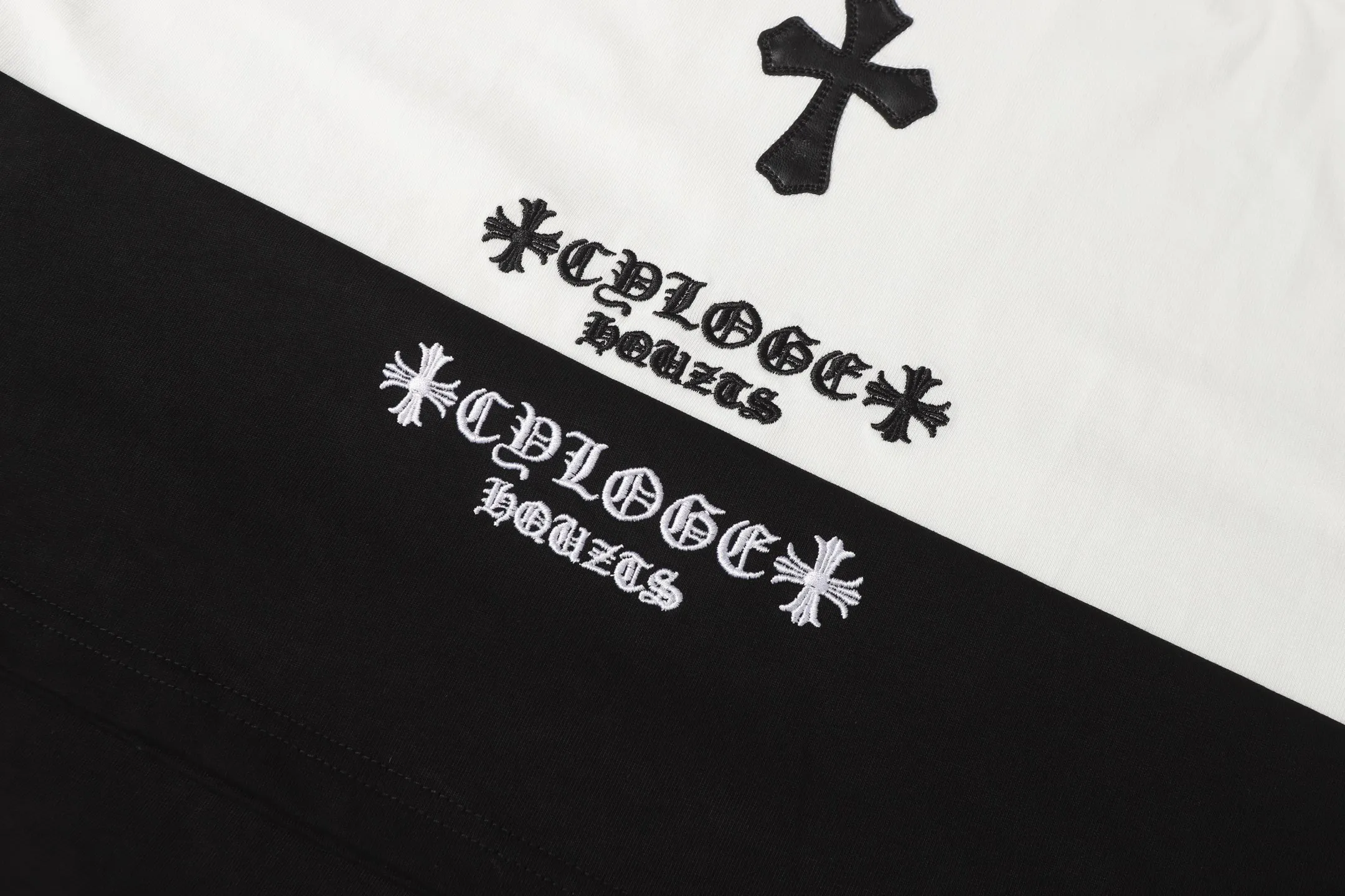 P170 Chrome Hearts CH Chrome Hearts leather cross short-sleeved T-shirt Uses direct injection imported machine printing Hardware and accessories are all milled and customized Correctly configured Black 2025 Chrome Hearts authentic packaging 280 grams of custom-dyed double-yarn cotton Large version Loose and stylish Different from lower versions The slim and long version The upper body pulls the hips 100% commitment: top quality Do not make fast food The highest version on the market Top quality - different from the ordinary versions in the market If you care about quality You must also respect the price. Absolutely zero after-sales service. The return rate so far is 0. It’s hard not to love the style. - 280g double yarn cotton custom-dyed fabric. - Correct high-density main mark. Washed tag. Hand-sewn.